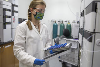 eta Landucci carries popular tree enzyme samples to a mass spectrometer.
